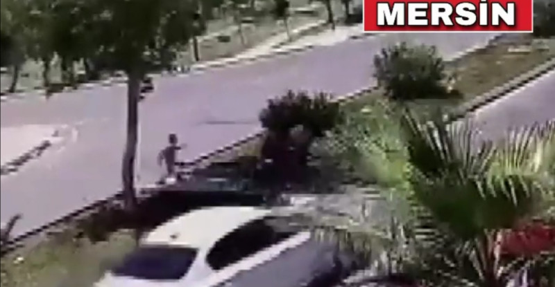 MERSİN’DE SAHİPSİZ KÖPEKLERDEN KAÇAN 2 ÇOCUĞA OTOMOBİL ÇARPTI…