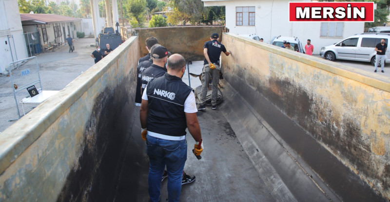 MERSİN’DE BİR TIRIN DORSESİNE GİZLENMİŞ 105 KİLOGRAM EROİN ELE GEÇİRİLDİ… 1KİŞİ GÖZ ALTINA ALINDI