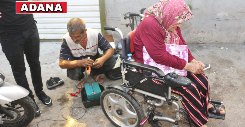 ADANA’DA TEKERLEKLİ SANDALYESİNİN AKÜSÜ ÇALINAN ENGELLİYE ESNAF YARDIM ETTİ