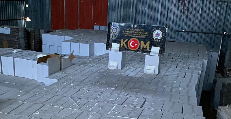 ADANA’DA 132 MİLYON 250 BİN KAÇAK MAKORON VE 4 MİLYON 725 BİN DOLDURULMUŞ SİGARA ELE GEÇİRİLDİ…   POLİS 1 KİŞİYŞ GÖZALTINA ALDI