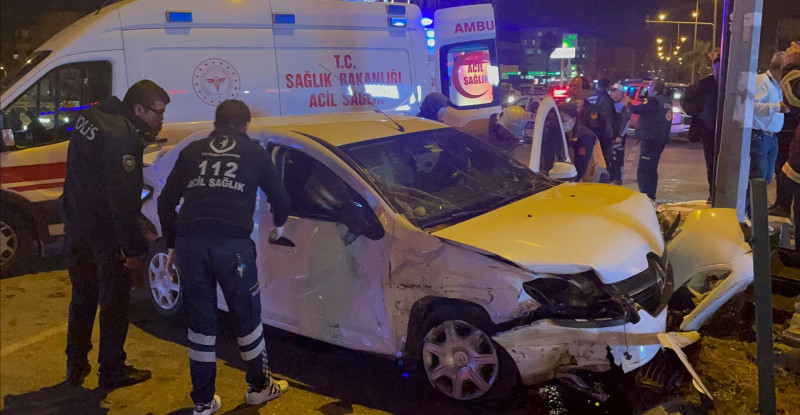 HATAY’DA OTOMOBİL İLE HAFİF TİCARİ ARACIN KARIŞTIĞI KAZADA 6 KİŞİ YARALANDI
