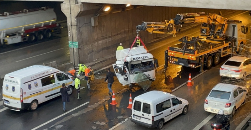 ADANA’DA OTOYOLDA KÖPRÜ AYAĞINA ÇARPAN TIRIN SÜRÜCÜSÜ HAYATINI KAYBETTİ