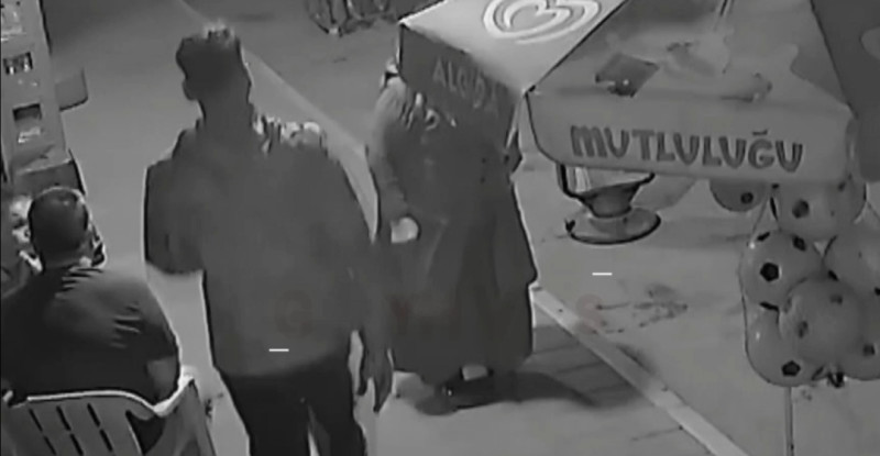 ADANA’DA BİR KADININ ÇANTASININ GASBEDİLME ANI GÜVENLİK KAMERASINCA GÖRÜNTÜLENDİ – OLAYA İLİŞKİN YAKALANAN ZANLI TUTUKLANDI