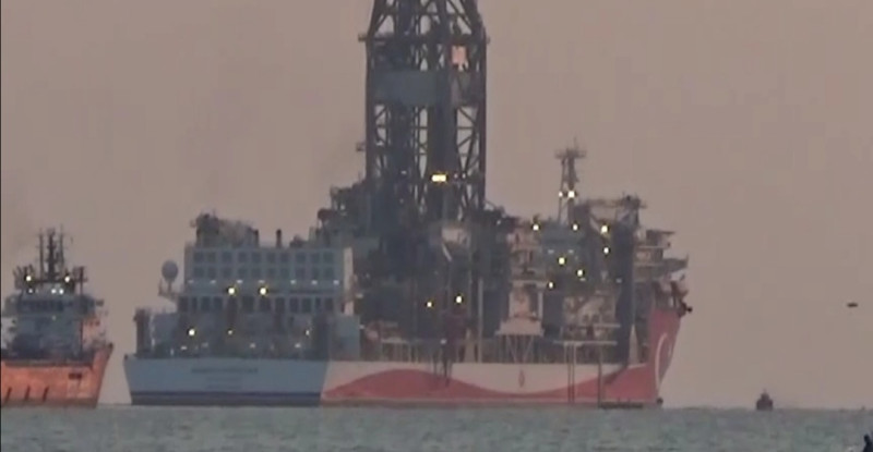 ABDÜLHAMİD HAN SONDAJ GEMİSİ MERSİN’DEKİ TAŞUCU LİMANI AÇIĞINA DEMİRLENDİ