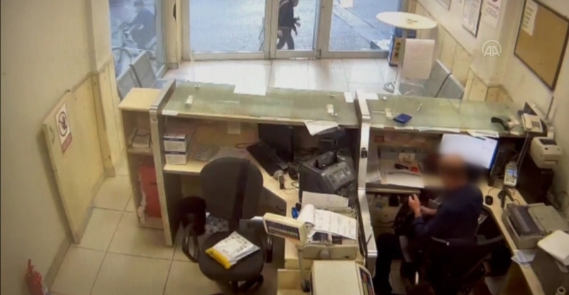 GAZİANTEP’TE PTT ŞUBESİNDE YAŞANAN SİLAHLI SOYGUN GÜVENLİK KAMERASINA YANSINDI