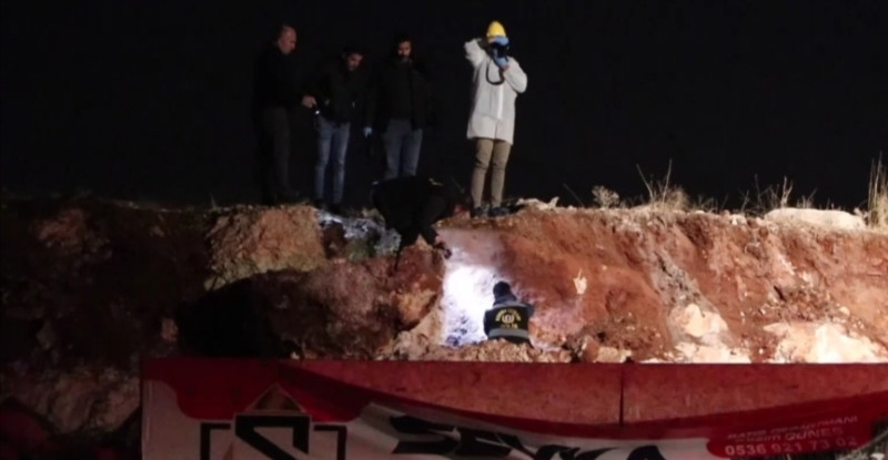 GAZİANTEP’DE PATLAYICIYLA TEMEL AÇMA ÇALIŞMASINDA ETRAFA SAÇILAN TAŞLAR 2 KİŞİYİ YARALADI