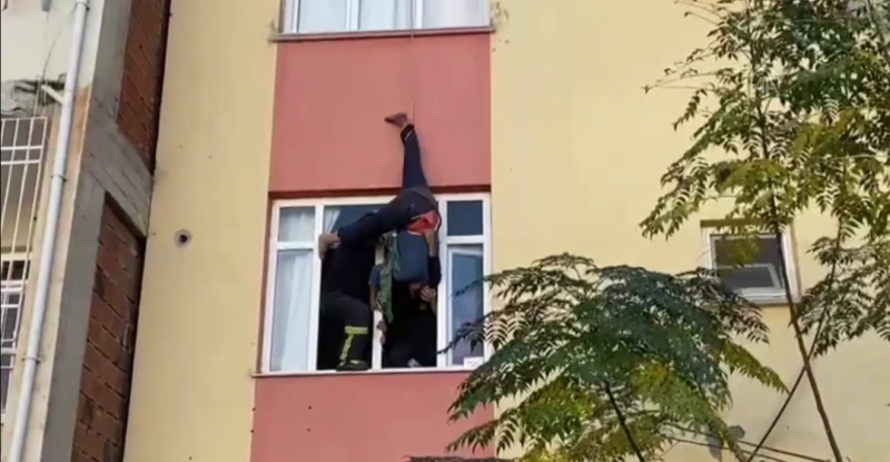 HATAY’DA BİR KİŞİ ANAHTARINI İÇERDE UNUTUNCA EVİNE GİRMEK İÇİN HALATLA TERASTAN SARKTI Bacağına Bağladığı İpin Kısa Gelmesi Sonucu Binada Asılı Kalan Kişi İtfaiye Ekiplerince Kurtarıldı