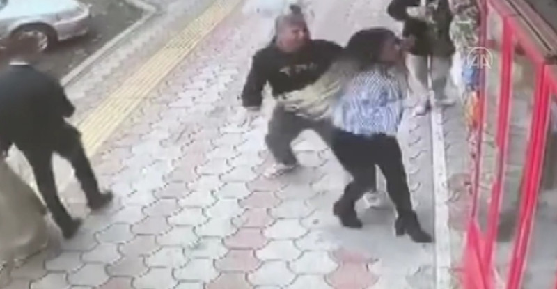 HATAY’IN İSKENDERUN İLÇESİNDE, KALDIRIMDA YÜRÜYEN GENÇ KIZI DARBEDEN ZANLI YAKALANDI