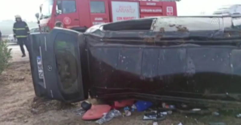 GAZİANTEP’İN NURDAĞI İLÇESİNDE DEVRİLEN MİNİBÜSTEKİ 1 KİŞİ HAYATINI KAYBETTİ 10 KİŞİ YARALANDI