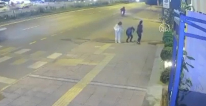 MERSİN’DE KALDIRIMDA YÜRÜYEN 3 ÖĞRENCİYE DOĞRU MOTORSİKLETTEN ATILAN CİSİM GÖZÜNE İSABET EDEN ÖĞRENCİYİ YARALADI