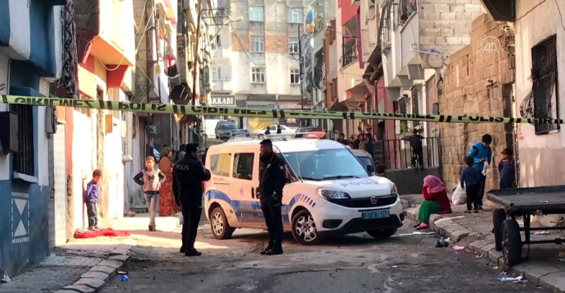 GAZİANTEP’te  Pompalı tüfekle ateş açıp kaçan zanlı biri ağır 3 çocuğu yaraladı