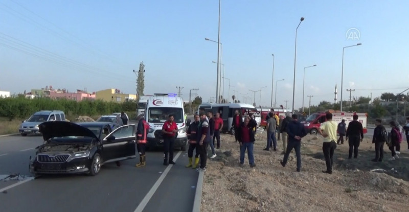 MERSİN’DE ÖĞRENCİ SERVİSİYLE OTOMOBİL ÇARPIŞTI