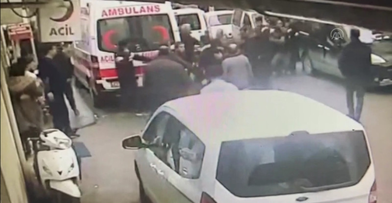 GAZİANTEP’TE BİR HASTANEDE SAĞLIKÇILARI DARBEDERKEN KALP KRİZİ GEÇİREN HASTA YAKININA AYNI HASTANEDE İLK MÜDAHALE