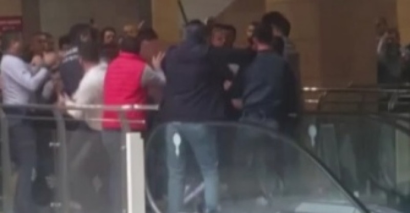 ADANA ADLİYESİ’NDE TARTIŞAN DAVALI TARAFLAR GÜVENLİK GÖREVLİLERİNE SALDIRDI