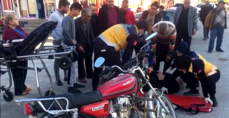 ADANA’DA OTOMOBİL VE MOTOSİKLETİN ÇARPIŞMASI SONUCU 1 KİŞİ YARALANDI