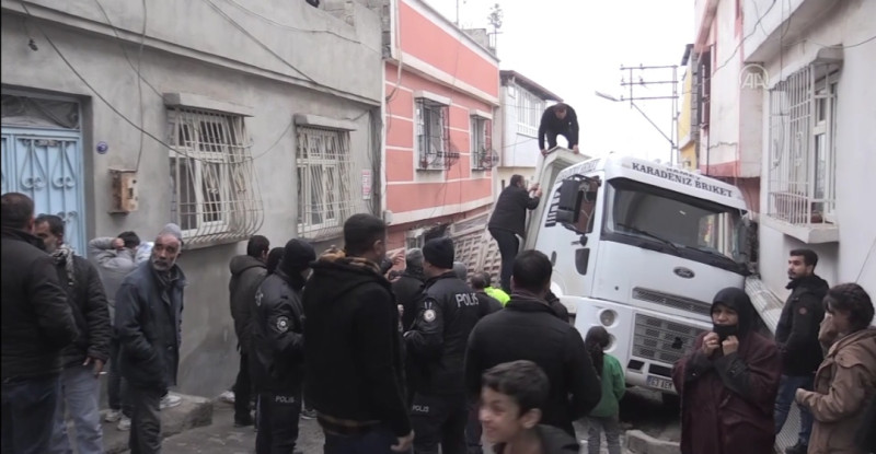 EVİNDE OTURURKEN KAMYON ÇARPTI