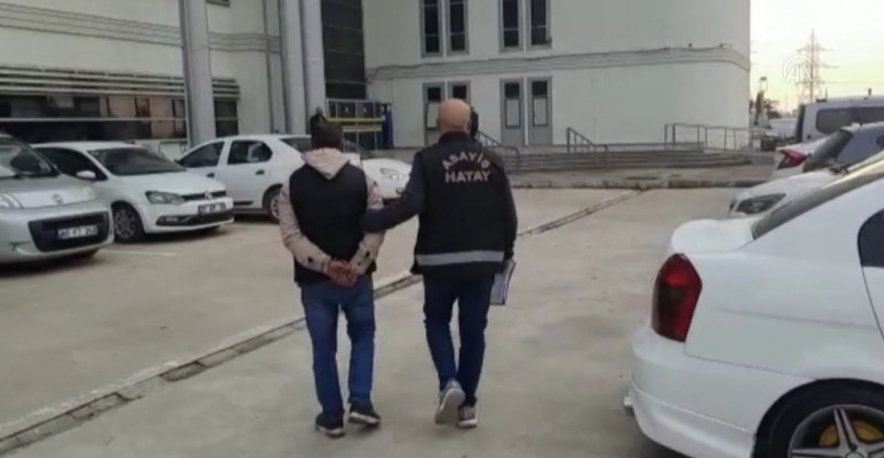 HATAY’DA KENDİSİNİ POLİS OLARAK TANITAN DOLANDIRICI ADANA’DA YAKALANARAK TUTUKLANDI