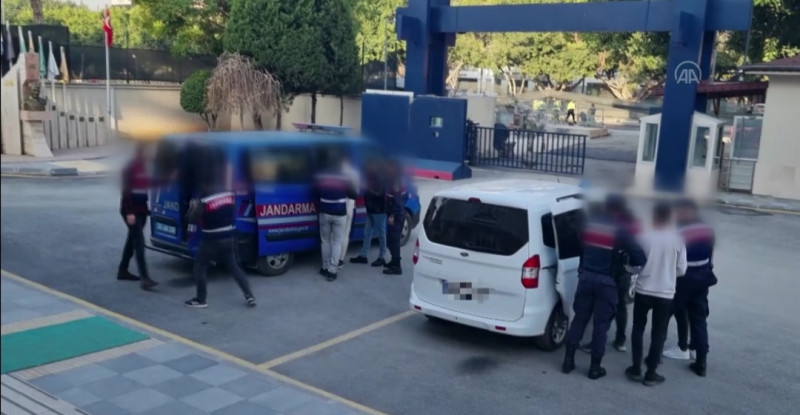 MERSİN’DE SAHTE İLANLARLA ARAÇ ALMAK İSTEYENLERİ DOLANDIRDIKLARI İDDİASIYLA İSTANBUL’DA GÖZALTINA ALINAN 6 KİŞİDEN 4’Ü CEZA EVİNE GÖNDERİLDİ