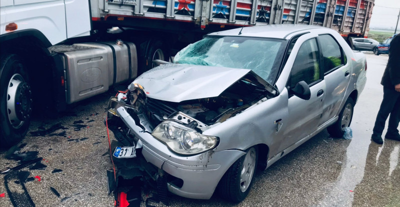 HATAY’DA TIRLA ÇARPIŞAN OTOMOBİLDEKİ 5 KİŞİ YARALANDI