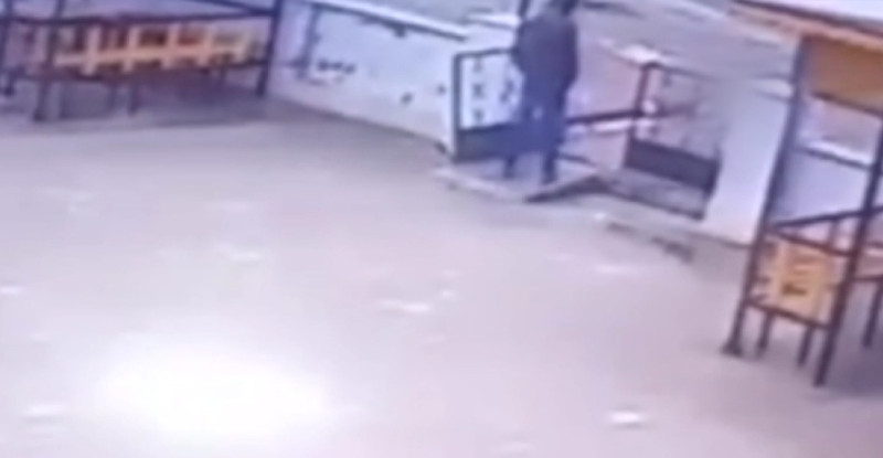 GAZİANTEP’TE SİTENİN KAPISININ ÇALINMA ANI GÜVENLİK KAMERASINA YANSIDI