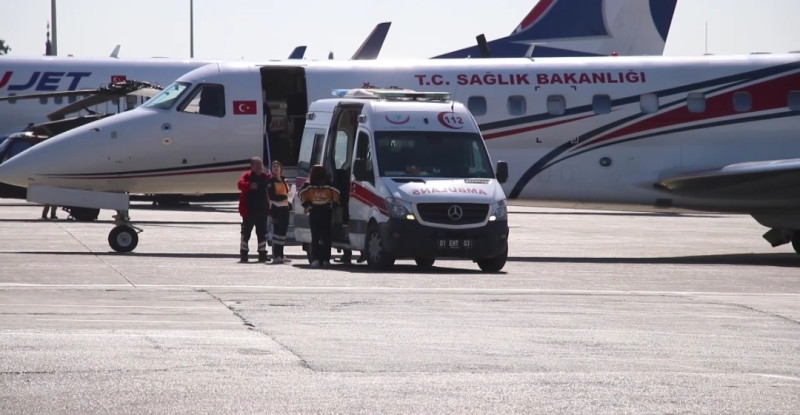 DEPREMDE YARARLANAN 10 KİŞİ ADANA’DAN UÇAKLA ANKARA’YA SEVKEDİLDİ