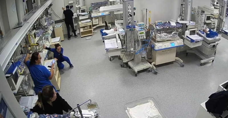 ADANA’DA HEMŞİRELERİN DEPREM SIRASINDA KUVÖZDEKİ BEBEKLERİ KORUMASI KAMERALARA YANSIDI