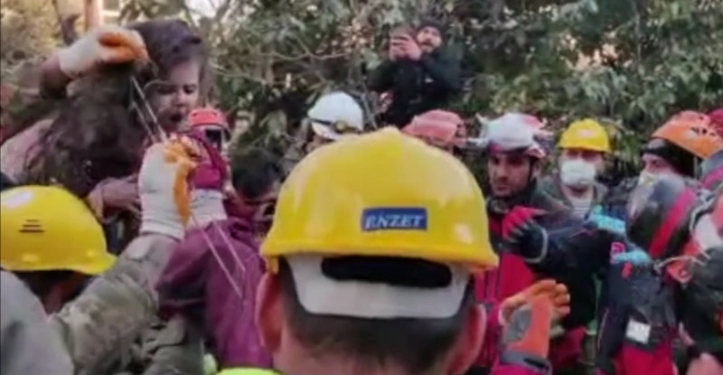 HATAY’DA 4 VE 7 YAŞINDAKİ İKİ ÇOCUK ENKAZDAN 109 SAAT SONRA KURTARILDI