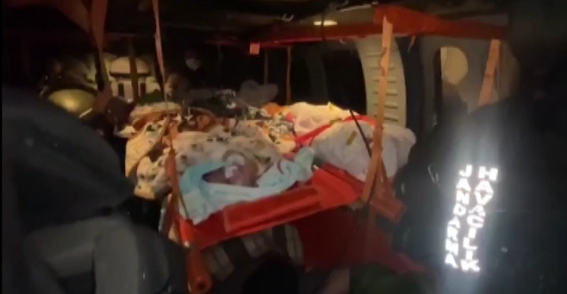 DEPREMZEDE 8 BEBEK ÖZEL DONANIMLI JANDARMA HELİKOPTERLERİYLE KAHRAMANMARAŞ’TAN ADANA’YA SEVK EDİLDİ