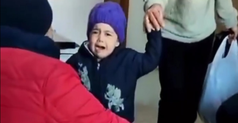 HATAY’DA ENKAZ ALTINDA KALAN BABA, AİLESİNDE TEK SAĞ KALAN MİNİK KIZI İLE GÜNLER SONRA KAVUŞTU