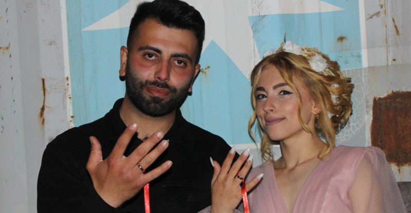 HATAY’DA KONTEYNER KENTTE KALAN DEPREMZEDE ÇİFT NİŞANLANDI