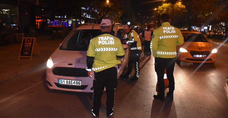 ADANA’DA POLİS EKİPLERİ TARAFINDAN “ABART EGZOZ” DENETİMİ YAPILDI. AŞIRI SES VE GÜRÜLTÜ ÇIKARAN ARACLARA CEZA YAĞDI