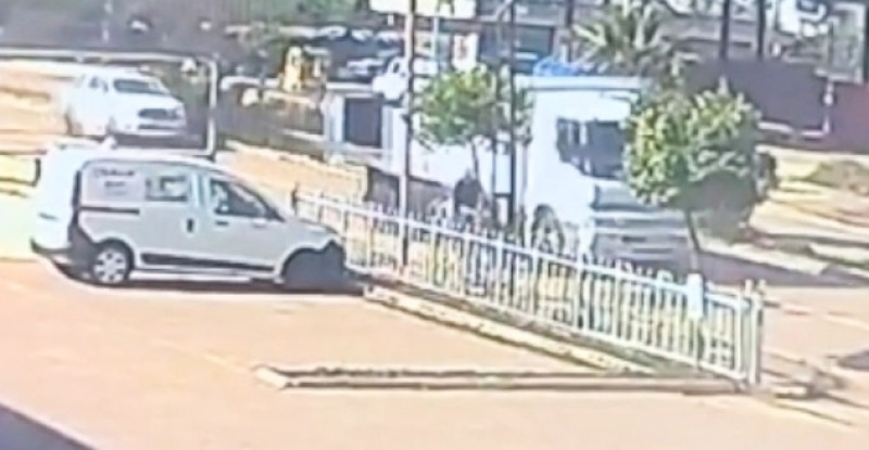 ADANA’DA SEYİR HALİNDEYKEN KAMYON KASASI KAPAĞININ ÇARPTIĞI BİSİKLETLİ YARALANDI