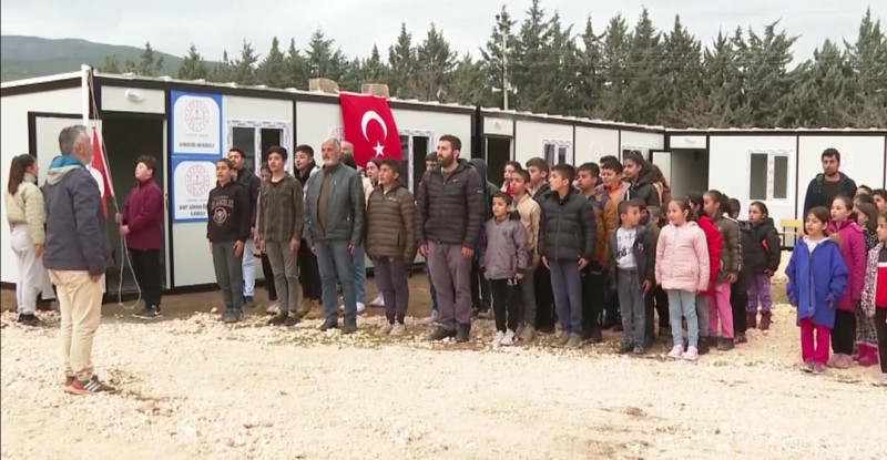 GAZİANTEP – NURDAĞI VE İSLAHİYE’DE ÖĞRENCİLER KONTEYNER VE ÇADIR SINIFLARDA DERSE BAŞLADI
