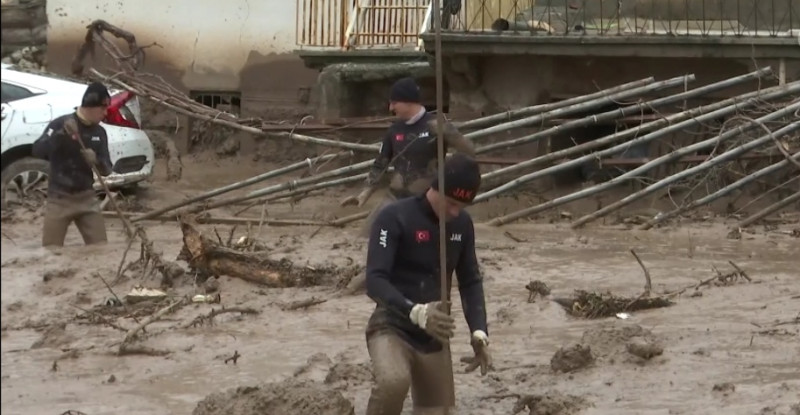 ADIYAMAN’DA SELDE KAYBOLAN ANNE VE KIZINI BULMAK İÇİN 500 KİŞİLİK EKİP ÇALIŞIYOR