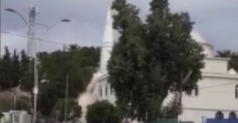 MERSİN’DE DEPREMDEN HASAR GÖREN MİNARE KONTROLLÜ YIKILDI