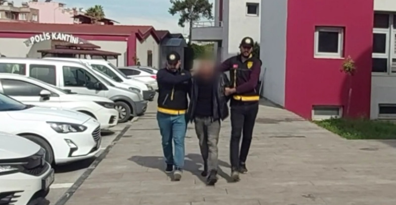 ADANA’DA MOTOSİKLET HIRSIZLIĞINDAN ARANAN ZANLI KLİMA ÇALARKEN YAKALANDI