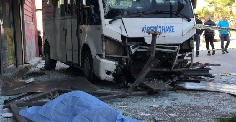 ADANA’DA DOLMUŞUN OTOBÜS DURAĞINDA BEKLEYENLERE ÇARPMASI SONUCU 1 KİŞİ ÖLDÜ, 7 KİŞİ YARALANDI…