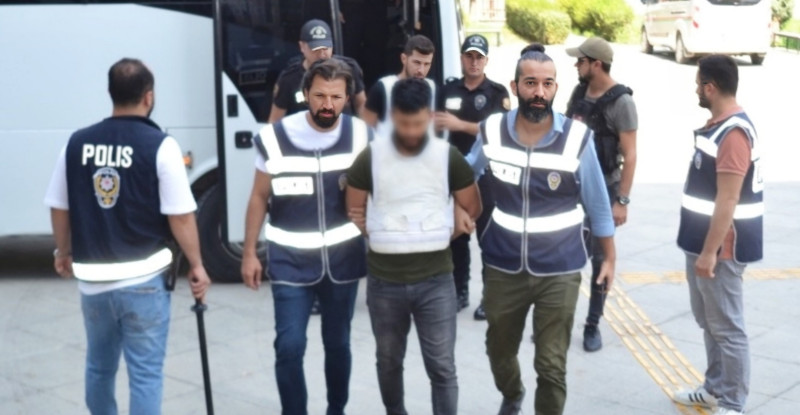 MERSİN’DE 2 KİŞİ ÖLDÜRDÜĞÜ İDDİASIYLA YAKALANAN ZANLI TUTUKLANDI