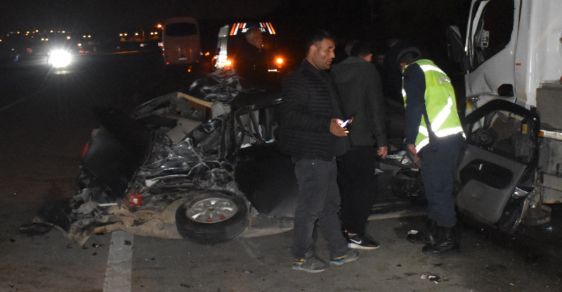 ADANA’DA VİNÇ İLE OTOMOBİLİN ÇARPIŞMASI SONUCU 2 KİŞİ ÖLDÜ