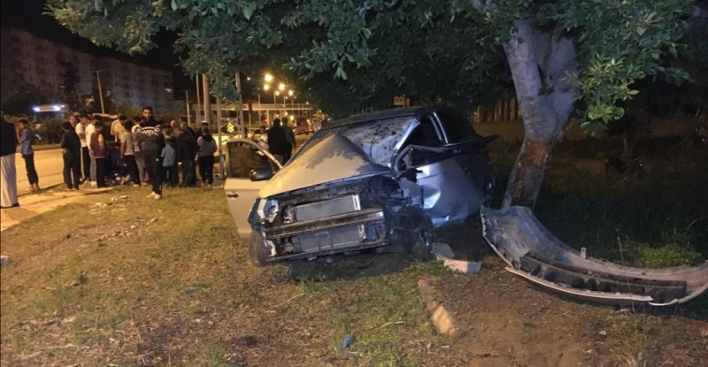 MERSİN’DE OTOMOBİLİN YOL KENARINDAKİ AĞACA ÇARPMASI SONUCU YARALANAN SÜRÜCÜ HASTANEYE KALDIRILDI