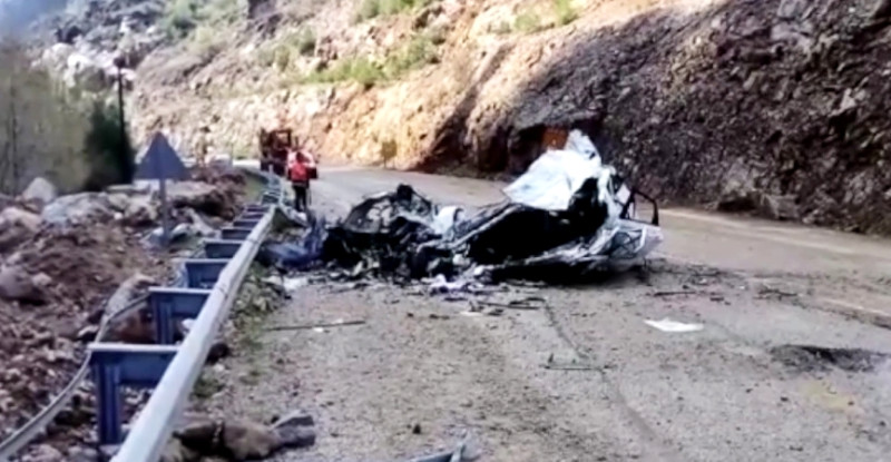 ADANA’DA ÜZERİNE KAYA DEVRİLEN OTOMOBİLDEKİ 4 ÖĞRETMEN HAYATINI KAYBETTİ…