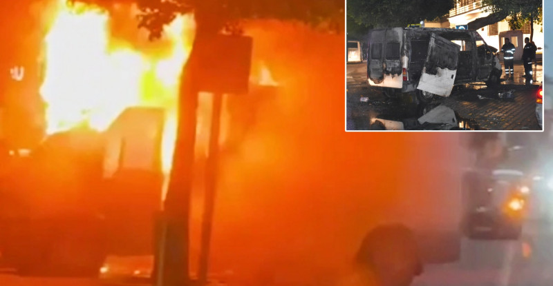 ADANA’DA  ATATÜRK CADDESİNDE PARK HALİNDEKİ MÜNİBÜS ALEV ALARAK YANDI