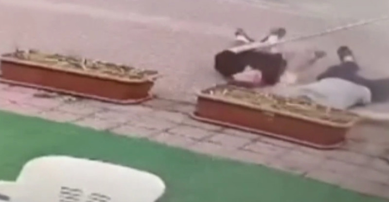 ANTALYA’DA ELEKTRİK TELLERİNE TAKILAN KUŞU DEMİR ÇUBUKLA KURTARMAK İSTEYEN İKİ KİŞİ ELEKTRİK AKIMINA KAPILDI