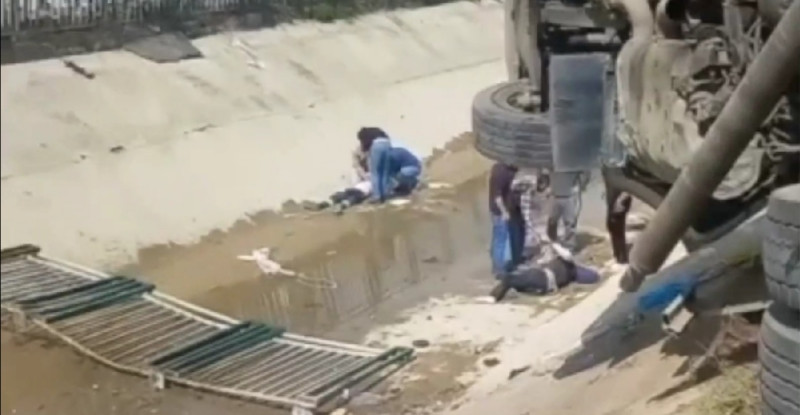 ADANA’DA DEVRİLEN ÇÖP KAMYONUNDAKİ 3 İŞÇİ YARALANDI