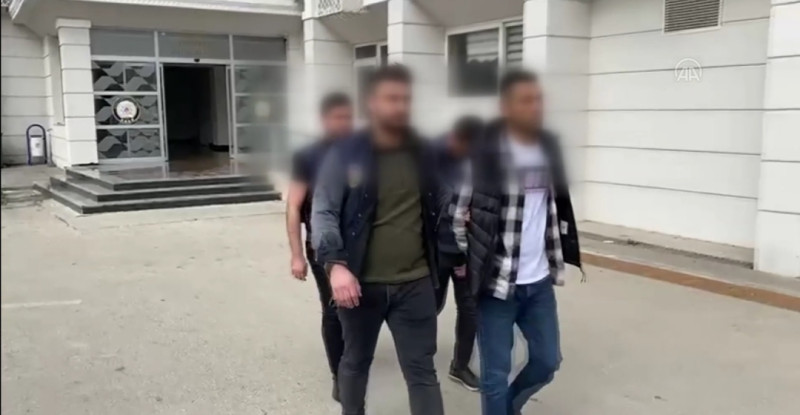 MERSİN’DE ARAÇ SATIŞ İLANIYLA DOLANDIRICILIK YAPAN 2 ŞÜPHELİ TUTUKLANDI