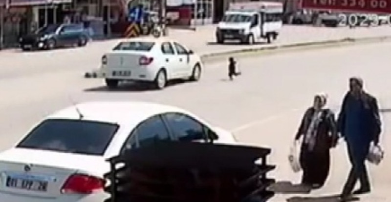 ADANA’DA ANİDEN YOLUN KARŞISINA DOĞRU KOŞAN ÇOCUĞA OTOMOBİLİN