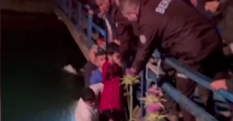 ADANA’DA SULAMA KANALINA DEVRİLEN MİNİBÜSTEKİ 1’İ KADIN 4 KİŞİYİ İTFAİYE EKİPLERİ KURTARDI