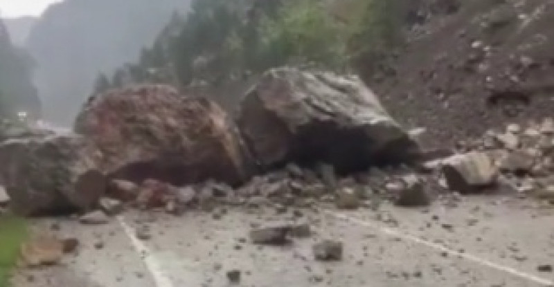 ADANA’DA HEYELAN NEDENİYLE TUFANBEYLİ – SAİMBEYLİ KARA YOLU ULAŞIMA KAPANDI