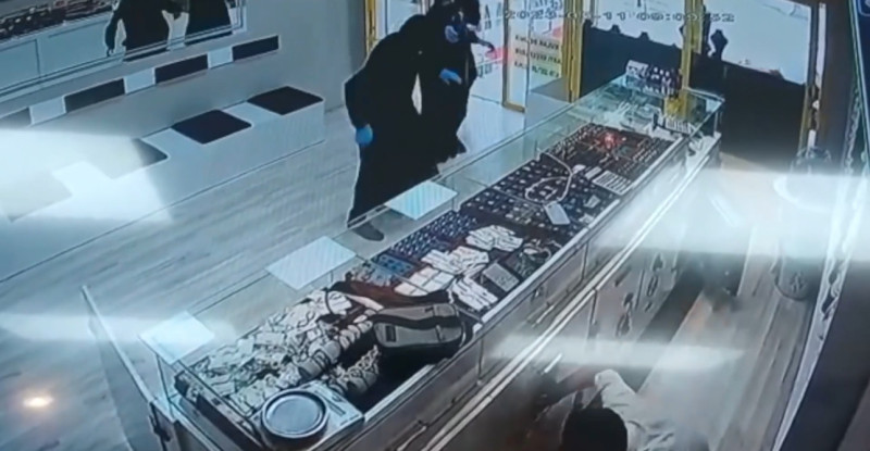 ADANA’DA KADIN KIYAFETİ GİYİNEN 3 KİŞİ SİLAHLA KUYUMCUYU SOYMAYA ÇALIŞTI