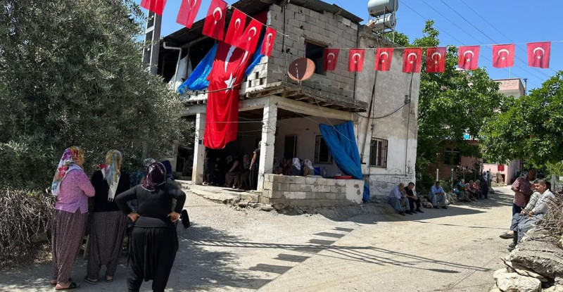 ŞIRNAK’IN BESTLER DERELER BÖLGESİNDE BAŞLATILAN OPERASYONDA 3 ASKER ŞEHİT OLDU Şehit Jandarma Uzman Çavuş Serkan Ölmez’in Mersin’deki ailesine şehadet haberi verildi